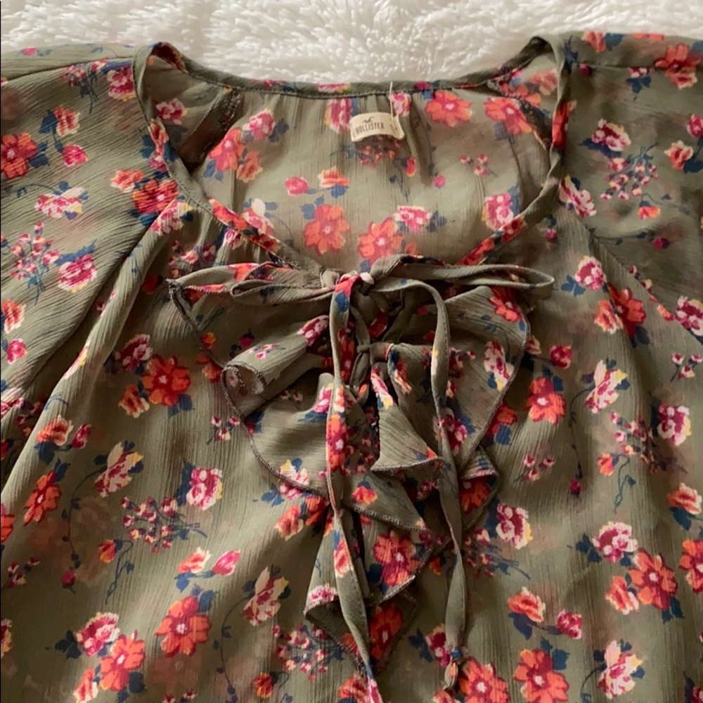 Floral Print Ruffle Blouse - Picture 3 of 4
